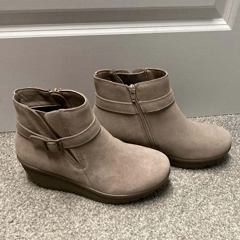 NWOB Skechers booties. Sz 9 Wide. Tan/cream color. Never Worn. - Picture 2 of 12